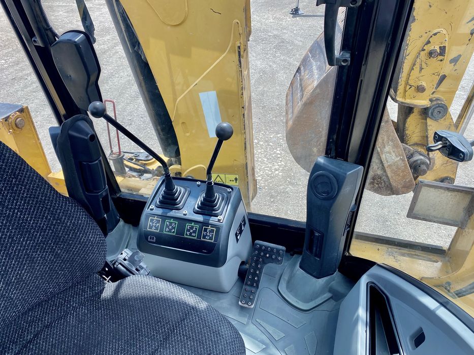 Buldoexcavator Caterpillar 422E 2010