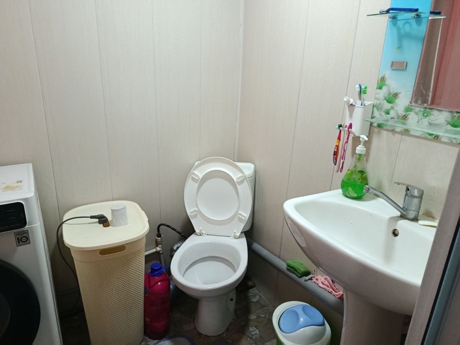 Uy sotiladi.   Xolati yaxshi