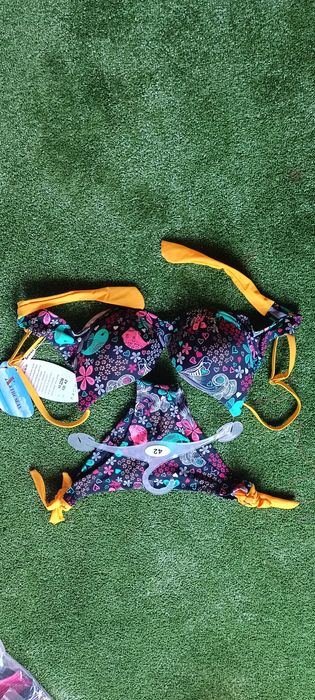 Vând costume de baie mai multe culori