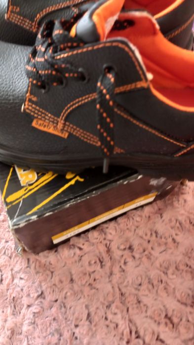 Работни обувки с метално бомбе