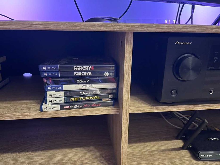 PlayStation 5 disk + 2бр. контролери + стойка + игри + допълнителен външен диск 1TB