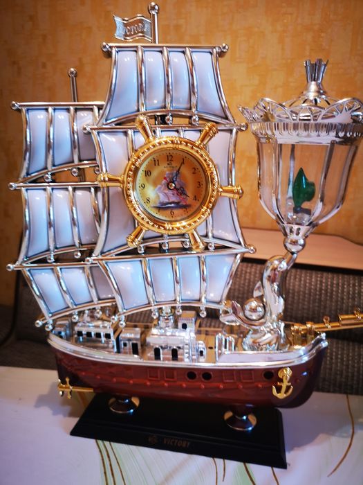 ПАРУСНИК. . Часы. Светильник.