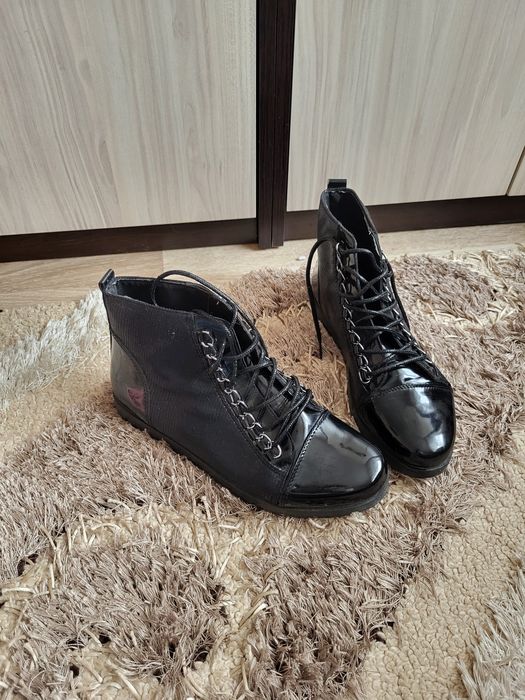 Дамски лачени боти