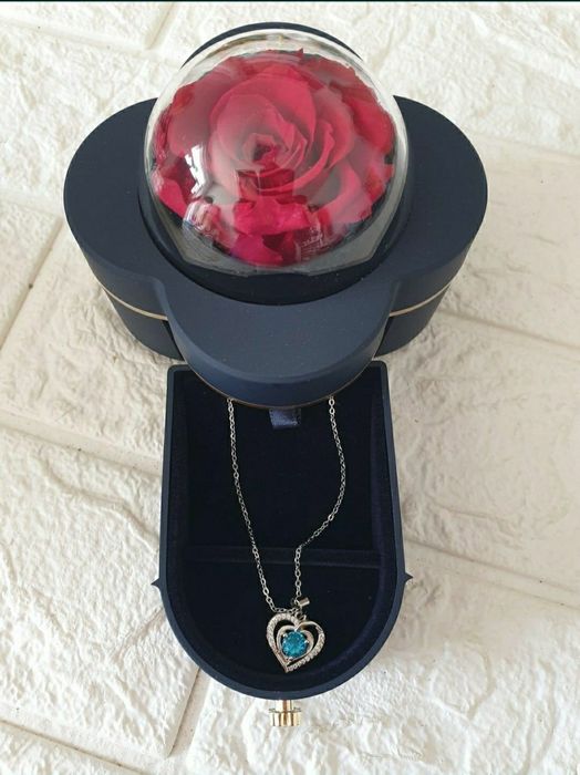 Cutie de bijuterii cu trandafir criogenat +lănțisor inima
