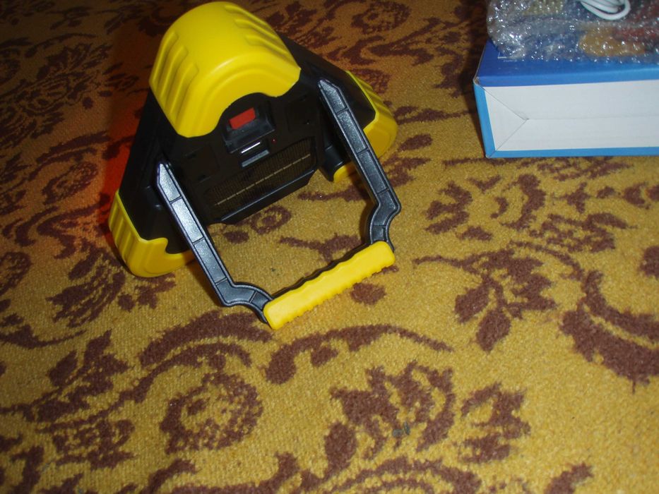 Triunghi auto si lanterna LED, cu incarcare solara si la priza, nou