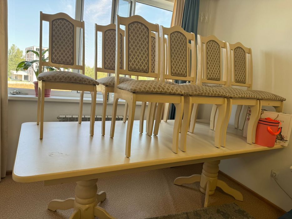 Стол и стулья