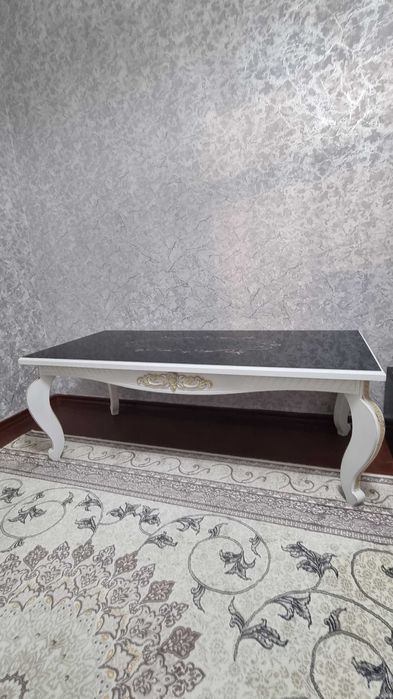 Гостинный стол хороший, красивый