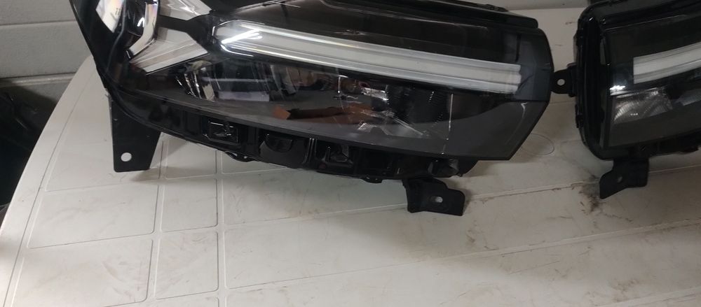 Far dreapta și stânga Dacia Duster 3 sau bixter