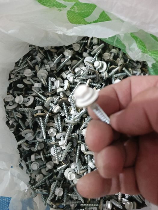 Продам саморезы цвет белый