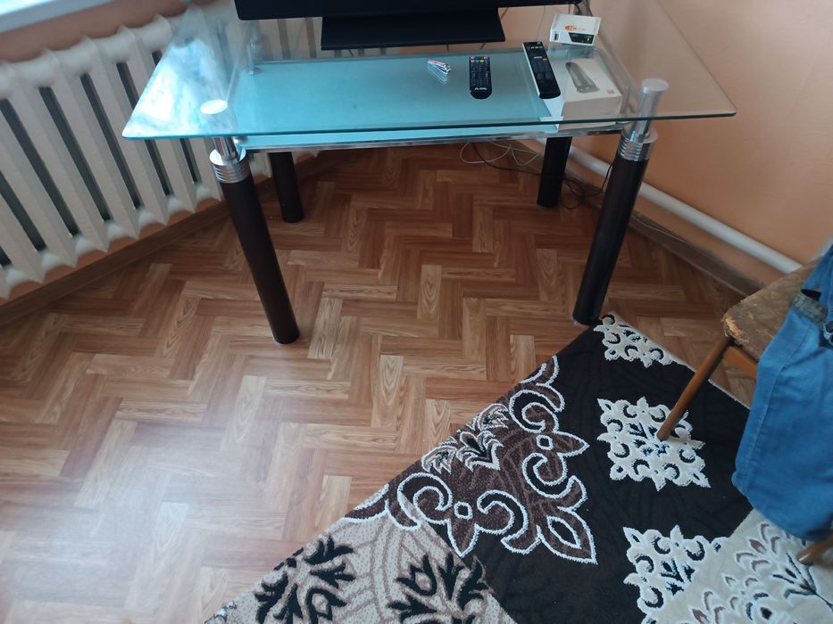 Продается стол стеклянный
