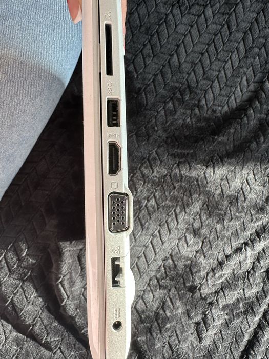 Продавам Лаптоп Asus и принадлежностите ѝ