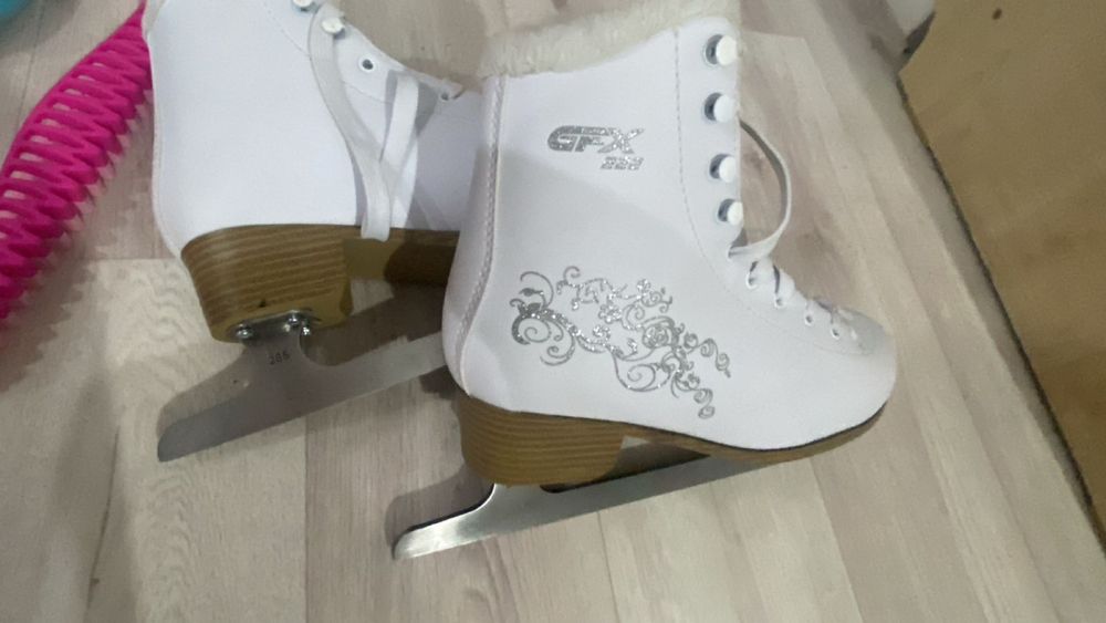 Коньки фигурные с зупцами 37 размер в отличном состаянии