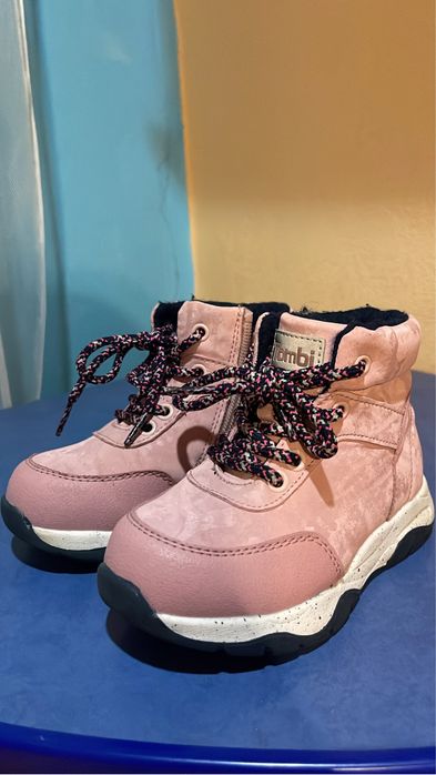 Продам обувь детскую.