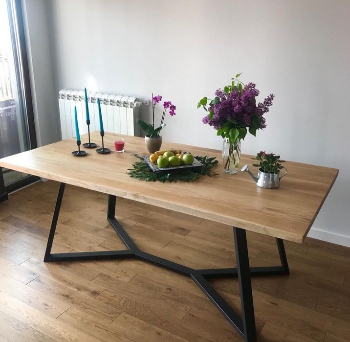 Маси от масив дъб и метални крака