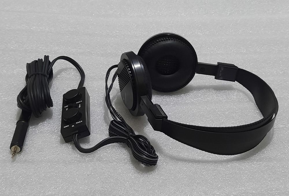 Căști audio vintage Universum, cu
telecomandă pe fir