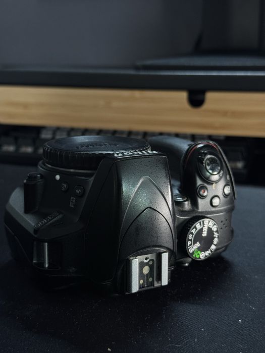 Vand Nikon D3300 + obiectiv 18-55mm + incarcator + 2 baterii