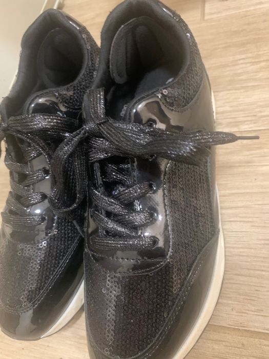 Чисто нови дамски маратонки