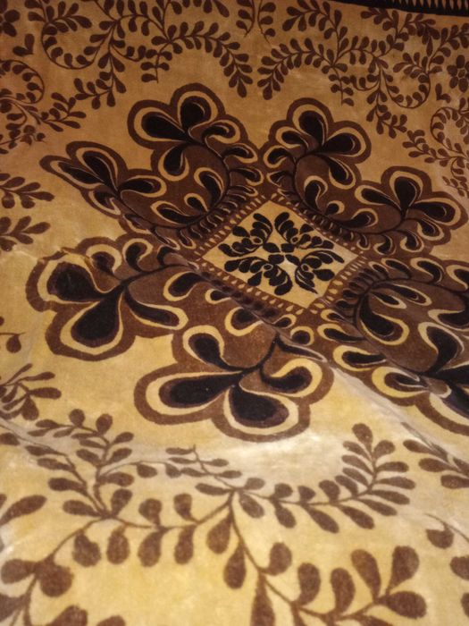 Плюшена квадратна покривка 150/150