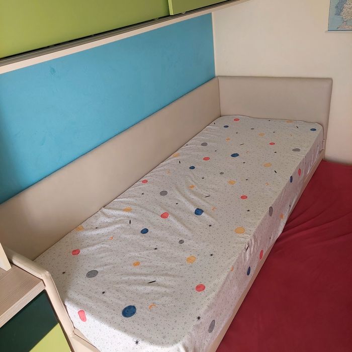 Pat de o persoană, tapițat, unicat