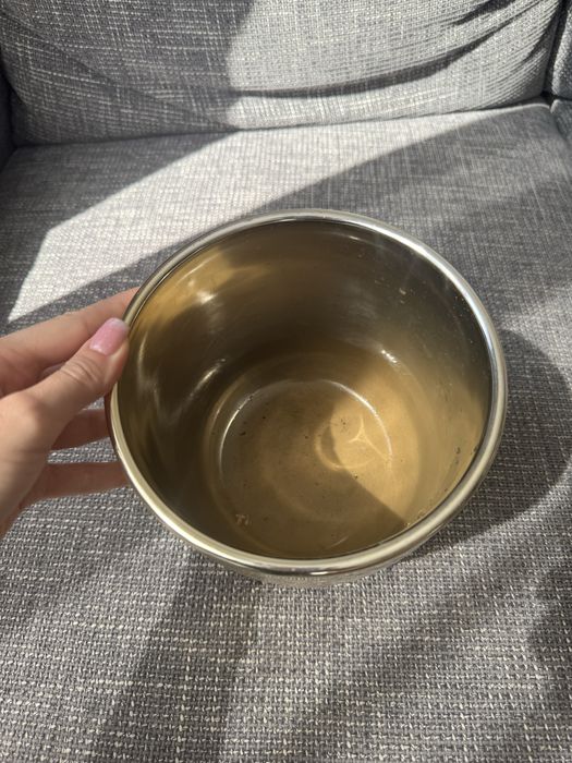 Златна кашпа за цветя