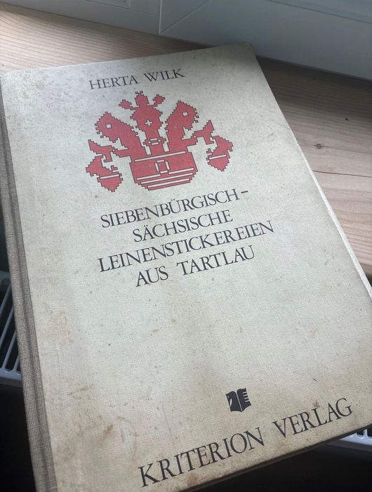 Lot cărți vechi, tablouri, mașină de scris funcțională