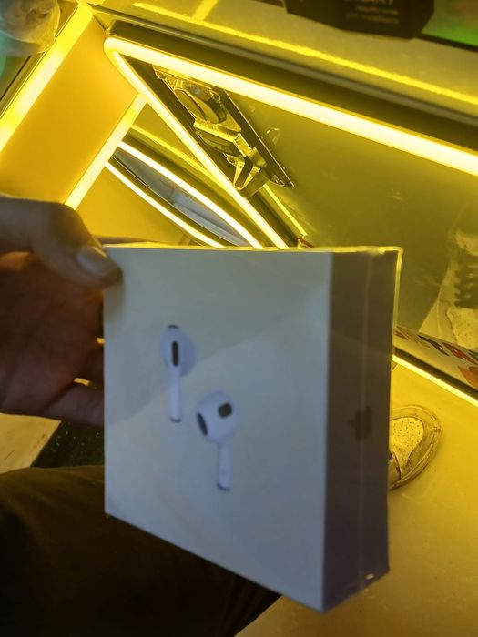 Продам  AirPods Apple