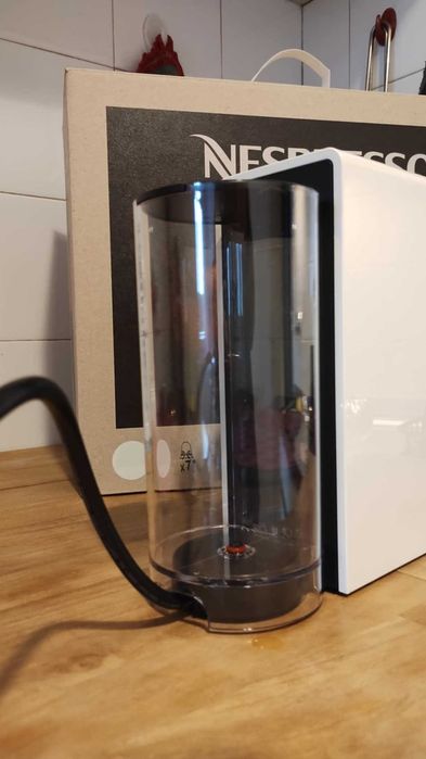 Продавам Кафемашина с капсули NESPRESSO ESSENZA MINI Бяла