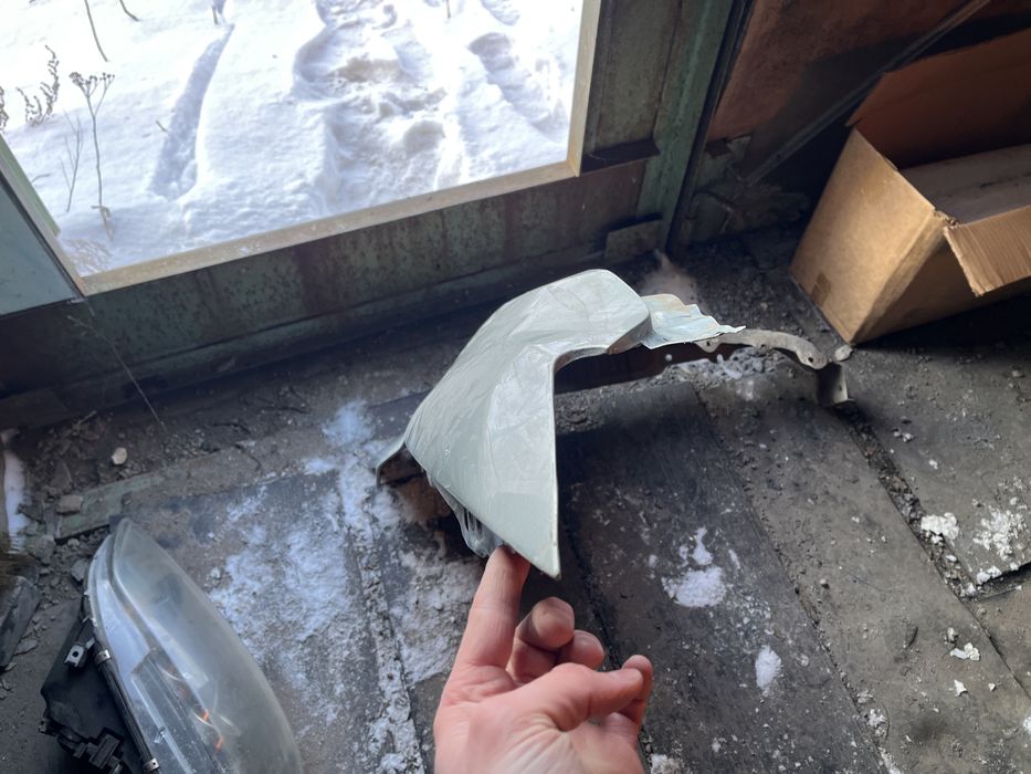 Продам крыло мазда