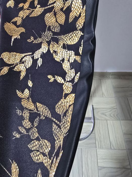 Pantaloni cu imprimeu auriu si piele naturala vegana;