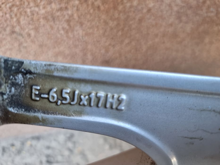 Оригинални Алуминиеви Джанти AUDI 17'цола със зимни гуми