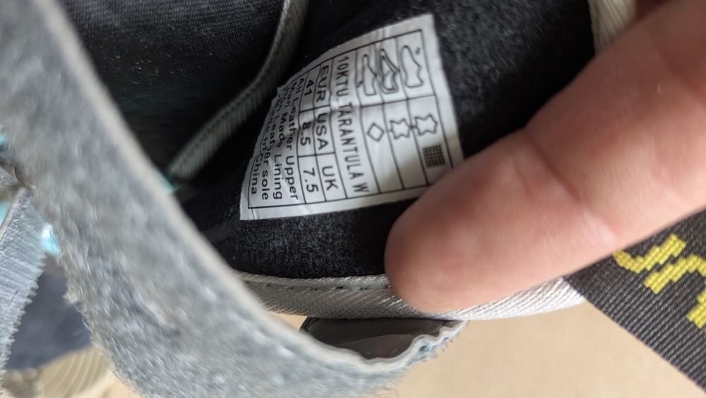 Pereche de espadrile noi de cățărat La Sportiva, mărimi diferite