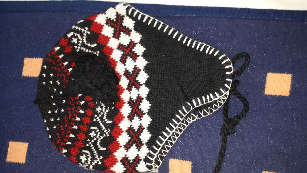Продавам плътна шапка за снежни игри