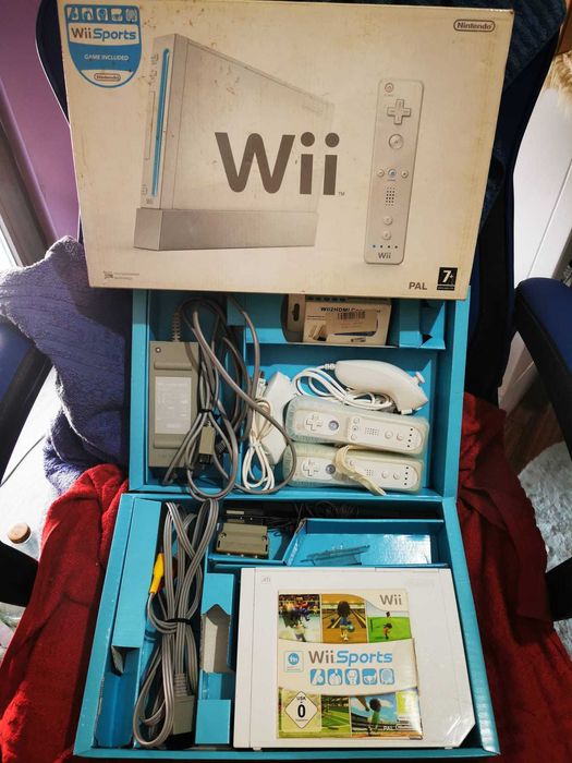 Vând 2 console Wii (alb și negru) + accesorii + jocuri integral (1200 de lei) sau separat (50-500 de lei)