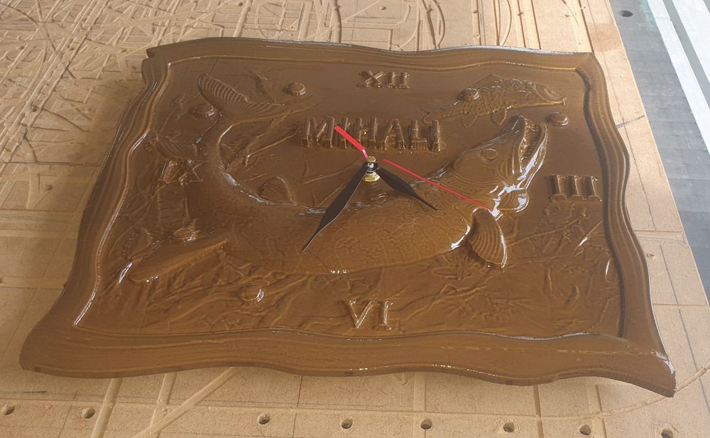 Ceas perete sculptat din lemn personalizat. La comanda.