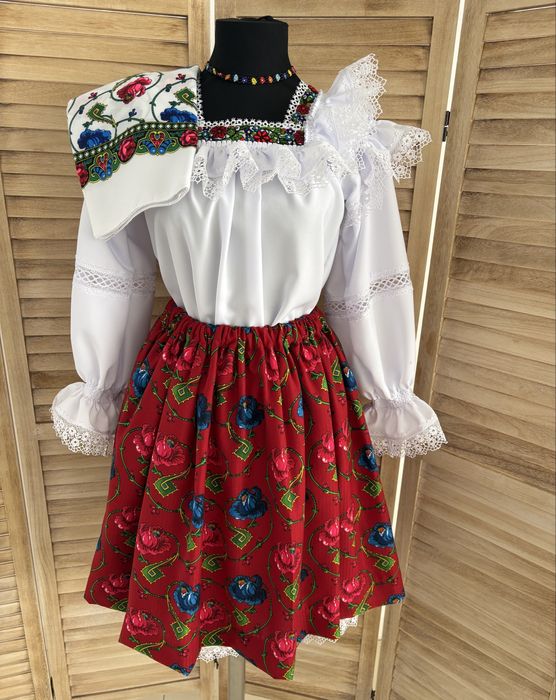 Costum popular pentru doamne și domnișoare de Maramureș