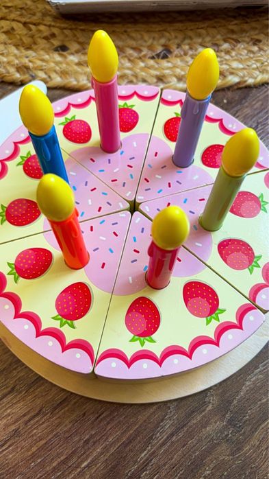 Jucărie Tort Aniversar din Lemn, Set cu 6 felii, Spatulă și lumânări, Multicolor, 2ani