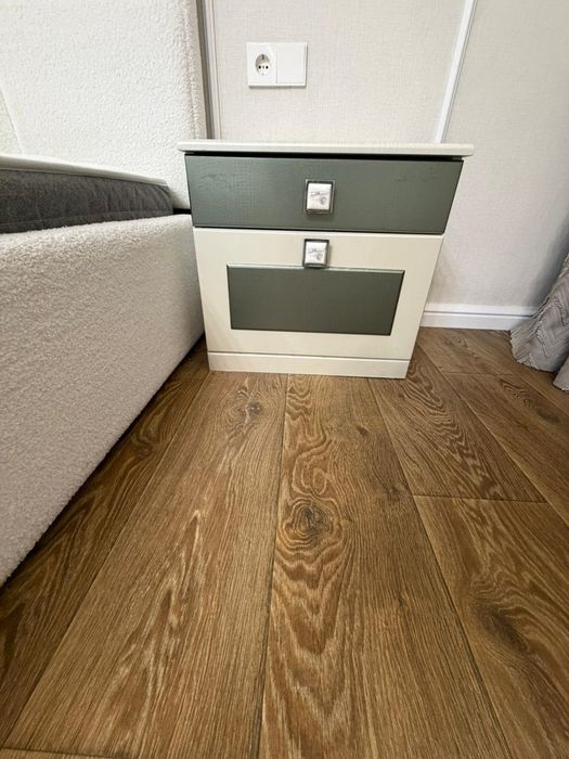 Продам тумбы, стол,