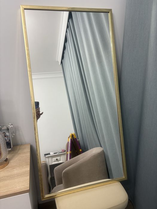 Большое зеркало в раме