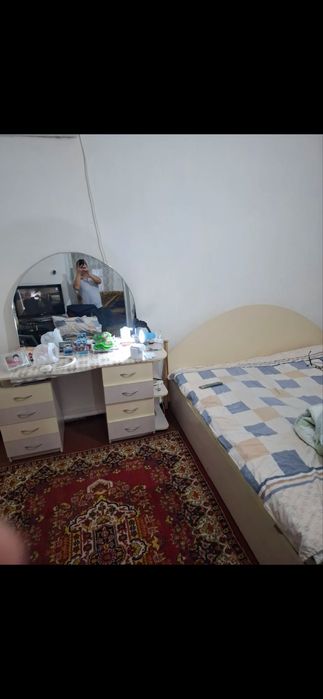 Пррдаеться спальный гарнитур