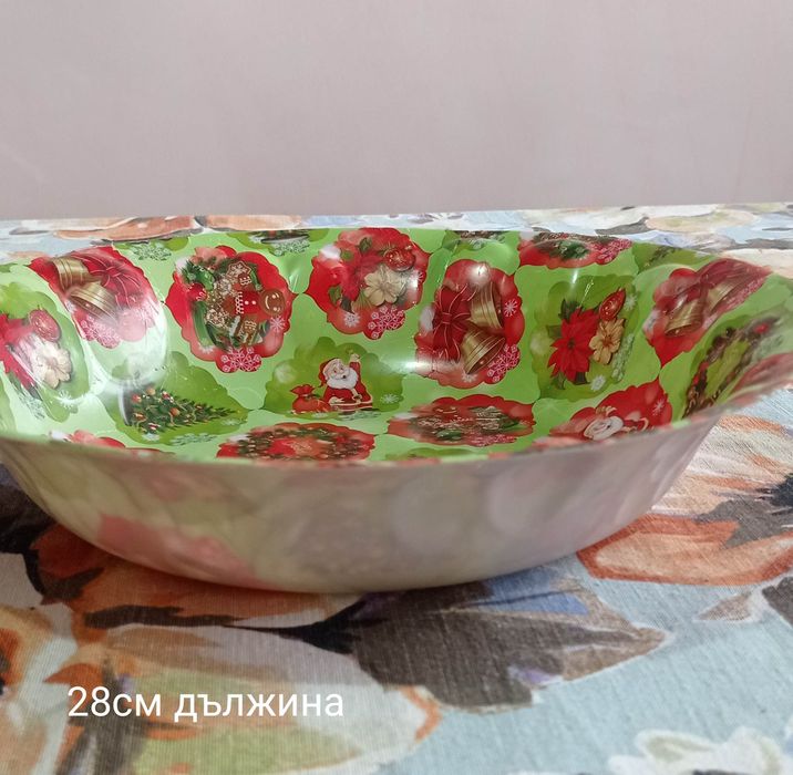 Различни видове подноси за сладки, табли, купи