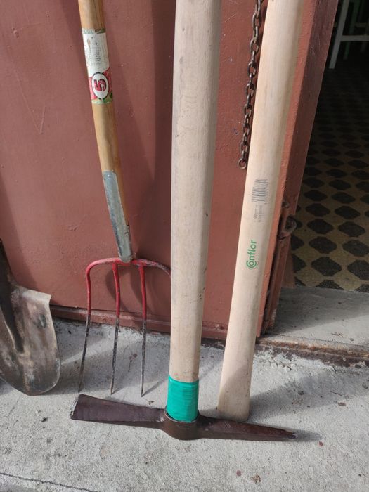 Sapă, lopată, furcă , baros, târnăcop,foarfece crengi  etc