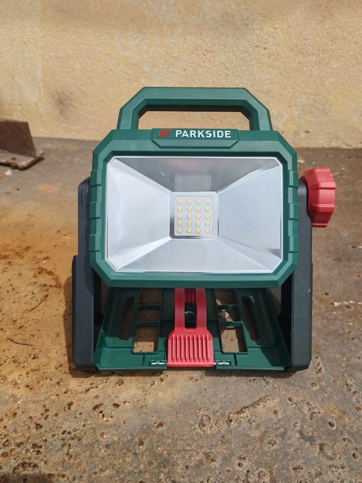Proiector Parkside pe acumulator și priza