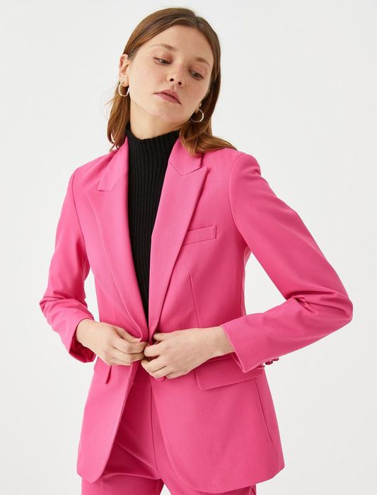 Женский костюм сатылады