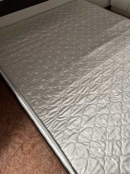 Продам кровать с матрасом