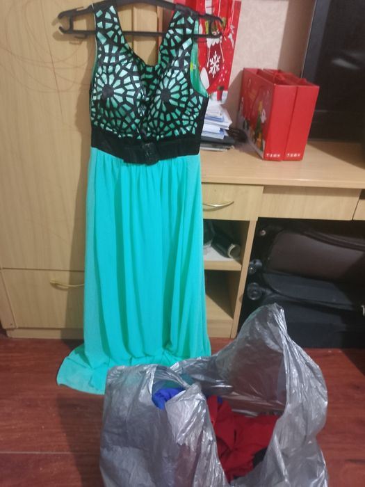 Срочно отдам даром платья