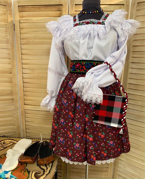 Costum popular/traditional pentru femei de Maramures complet, autentic