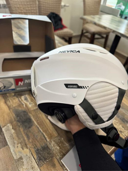 Скиорска каска Nevica