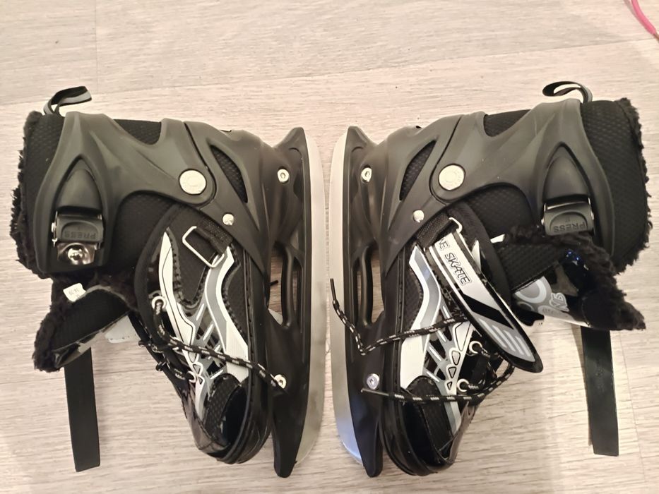 Коньки две пары.