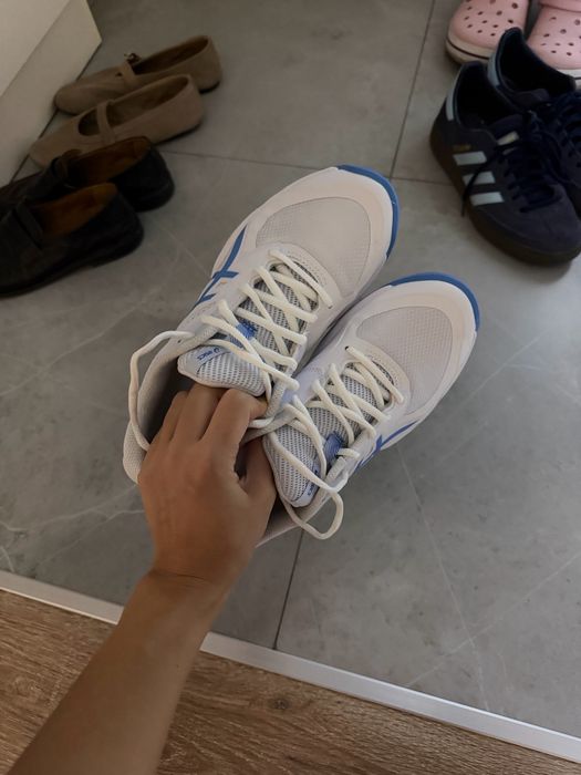 Продам кроссовки теннисные Asics
