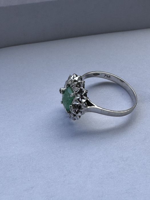 Inel aur alb 18k cu smarald și diamante laterale – mărimea 54